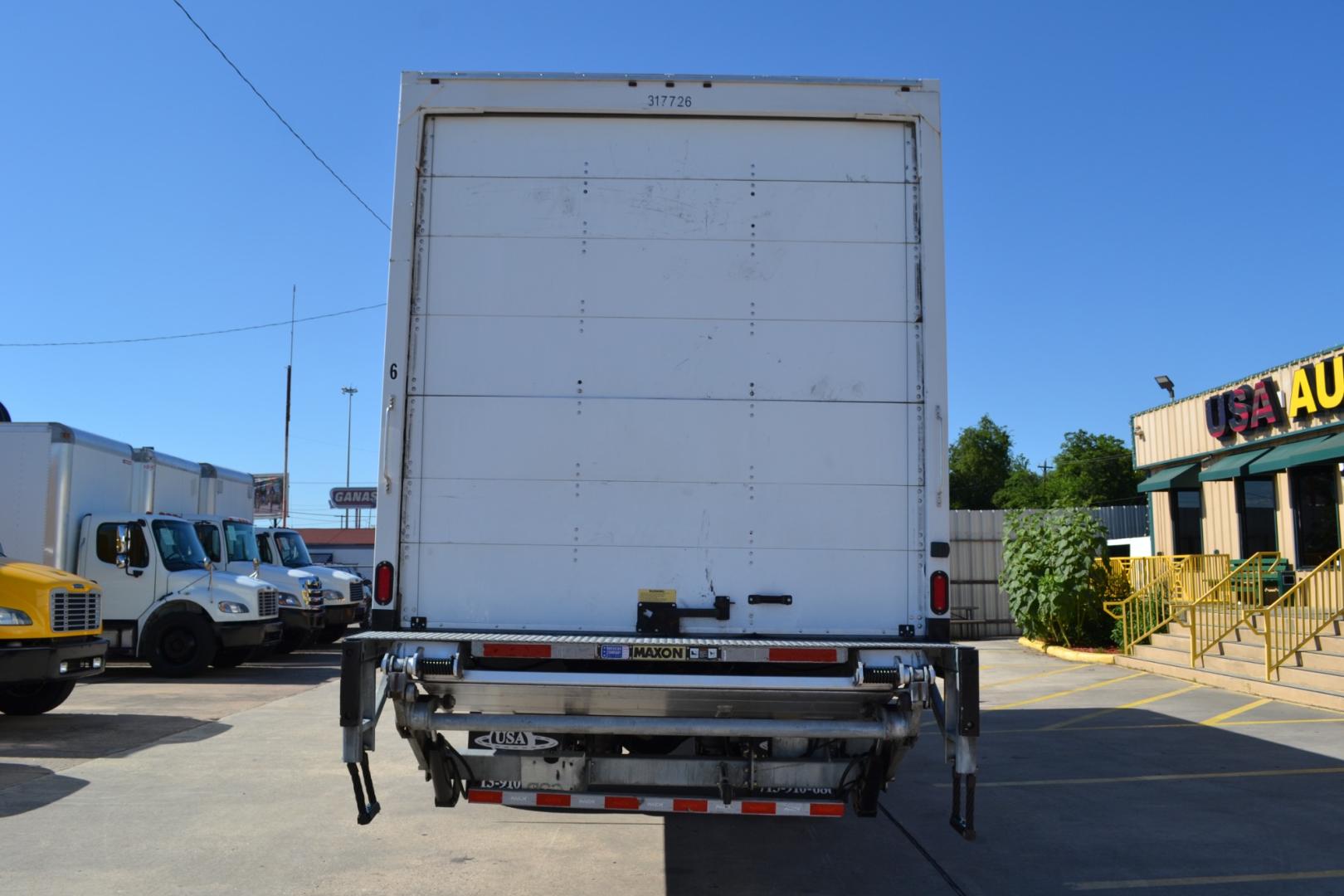 2018 WHITE /GRAY INTERNATIONAL 4300 with an CUMMINS ISB 6.7L 240HP engine, EATON FULLER PROCISION AUTOMATIC transmission, located at 9172 North Fwy, Houston, TX, 77037, (713) 910-6868, 29.887470, -95.411903 - Photo#5